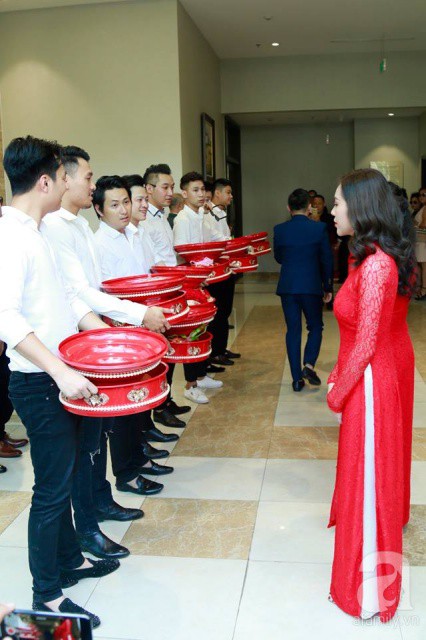 Cô dâu Diệp Lâm Anh và chú rể thiếu gia trao nhau nụ hôn đắm đuối trong lễ đón dâu Cô dâu Diệp Lâm Anh và chú rể thiếu gia trao nhau nụ hôn đắm đuối trong lễ đón dâu
